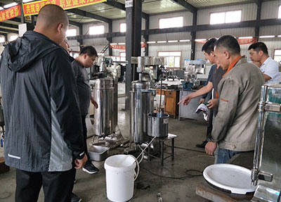某公司油蠟分離(管式離心機(jī))實(shí)驗(yàn)現(xiàn)場(chǎng)視頻